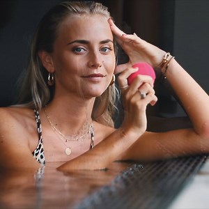 33K views · 23 reactions | Throwback to our LUNA fofo launch last month! The smart beauty coach uses gold plated skin sensors to measure your skin's moisture levels and create a customized cleansing routine. | FOREO | Facebook