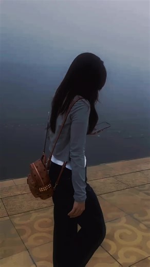 Đi một mình đôi khi cũng có cái thú của nó. Ko phải vì ai đó mà cố đi thật nhanh, và cũng ko phải vì ai mà nán lại chờ đợi...