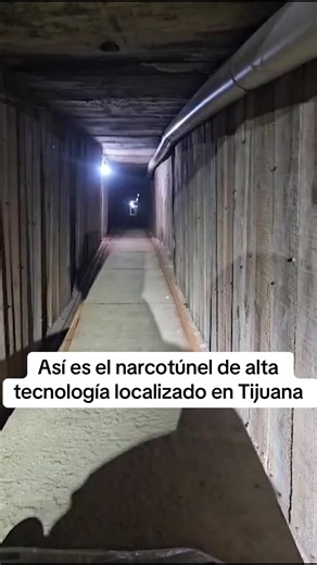 Así es el narcotúnel de alta tecnología con rieles localizado en Tijuana La FGR desmanteló en Tijuana un túnel de 265 metros equipado con ventilación y un mecanismo electrónico deslizante bidireccional hacia San Diego. El pasadizo oculto en la colonia Nueva Tijuana funcionaba como centro logístico para el tráfico masivo de armas, drogas y explosivos hacia el país vecino. #Narcotúnel #Tijuana #FGR #NoticiasTijuana