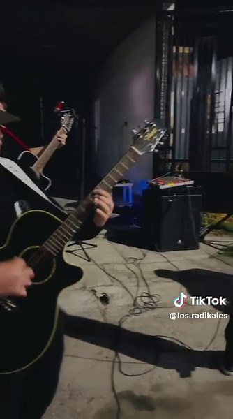 Música y Guitarras con Tito Double P y Peso Pluma