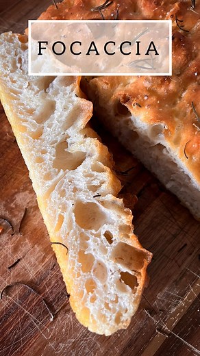 Déborah on Instagram: "Focaccia inratable 🌸 Voici la recette de cette délicieuse focaccia ! Tu vas voir il y a très peu d’étape dans la recette, pas de pétrissage mais un temps de repos d’une nuit au réfrigérateur. Cette étape de fermentation va permettre d’obtenir beau un réseau de gluten donc une focaccia bien alvéolée et un goût incroyable. J’ai testé cette recette avec seulement 2h de pointage (de repos) et le résultat est vraiment pas mal ! La recette pour un plat en métal de 23x33 cm : -