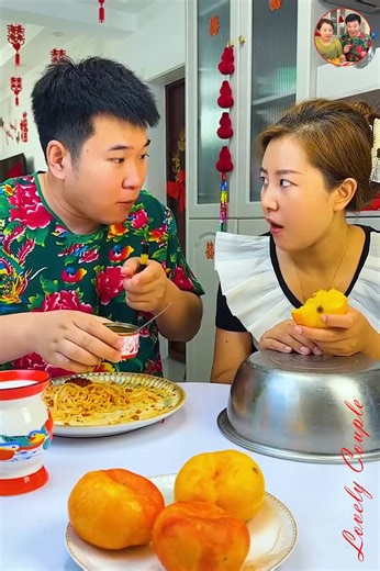 Sneaky under the table? Don’t worry babe, I pre installed a wasabi trap 🥢🔥 #WasabiRevenge #FunnyCouple #BoomChallenge #Boomnow #Toptrending #吃货 | Lovely Couple