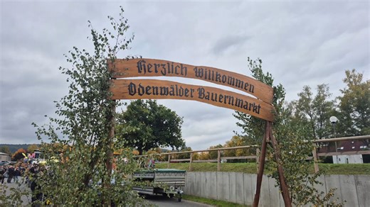 Odenwälder Bauernmarkt 2025 – wo Regionalität zuhause ist Gestern wurde der 34. Odenwälder Bauernmarkt feierlich eröffnet – und heute zeigt sich, was ihn so besonders macht. Dieser Markt ist mehr als eine Veranstaltung: Er ist ein lebendiges Stück Heimat und ein Marktplatz der Begegnung. Die Direktvermarkterinnen und Direktvermarkter des Odenwalds sind Botschafter regionaler Qualität – engagiert, ideenreich und mit großem Verantwortungsbewusstsein. Gemeinsam mit der hiesigen Gastronomie zeigen s