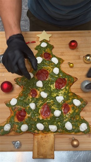 Christmas Tree Pizza! Slice into Christmas joy ❄️🍕 | Chefclub Network