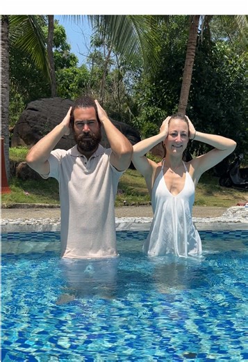 Did you ever tried the Macarena in a pool? #macarena #coupledance