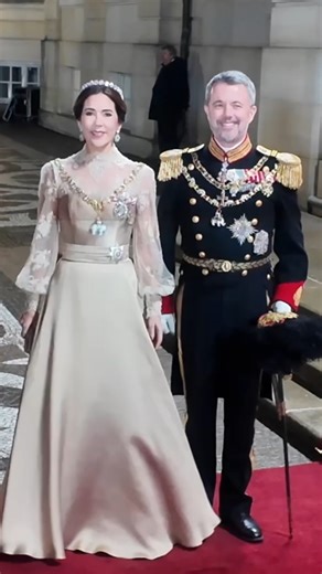 Gala on Instagram: "DÎNER ROYAL DU NOUVEL AN À COPENHAGUE Le couple royal, le roi Frederik X et la reine Mary reçoivent pour le dîner du Nouvel An ce jeudi 1er janvier au Palais Christian VII à Amalienborg à Copenhague, en présence de S.A.R. le Prince héritier Christian, S.M. la Reine Margrethe, S.A.R. le Prince Joachim et la Princesse Marie. — #kingfrederikx #queenmary #denmark #royals Images : @galafr by @mischa_schoemaker"