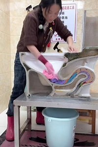 🚽✨ Watch This Genius Toilet Unclogging Hack in Action! 💡😲 | Creative Inspiration For You