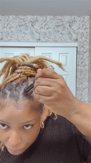 Cover your gray when you’re in between color. #locextensions #locs #covergrayhair