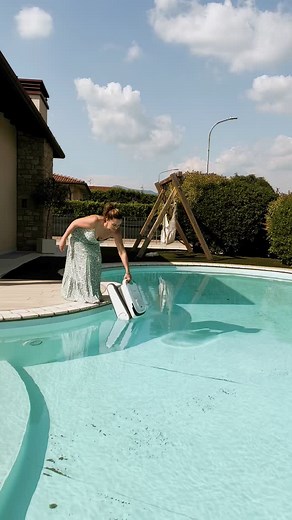 LAURA | NORDIC HOME & LIFESTYLE on Instagram: "Bella la piscina, certo…🤔 Ma quanto tempo (e fatica) per tenerla pulita?😥 Fino ad oggi! Perché da oggi… ci pensa lui! 🤖💦 Conga Pooldroid 5000 TotalClean di @cecotec.it è il nuovo alleato dell’estate ☀️: senza fili 🔋, pulisce da solo fondo, pareti e linea di galleggiamento 🧽🏊‍♂️ Si arrampica 🧗, si orienta da solo 🧭… e quando ha finito? Si parcheggia vicino al bordo. Geniale! 🚀✨ La tecnologia che ti fa risparmiare tempo ⏳ Piscina perfetta, z