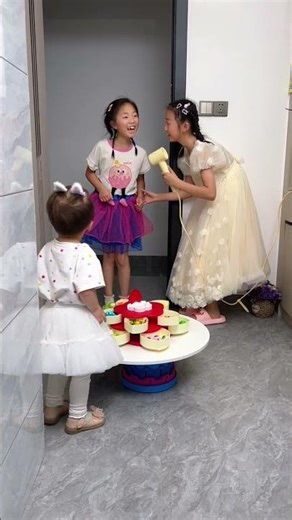 Cool Items! 🥰 Lining up for candy! #Funnyfamilygames #Shorts