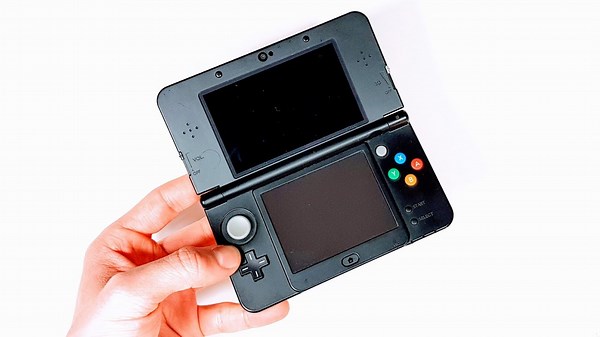 Trying To Fix a NEW 3DS That Won't Turn On!