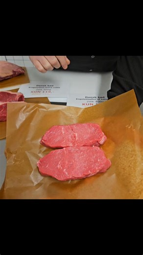 🥩 NYTÅRSTILBUD – KALVE-Engelskbøf 🥩 Perfekt til nytårsbordet 🎆 🔥 Engelskbøf af kalvefilet 👉 2 stk. á 400 g 💰 Kun 149 kr. 💸 Du sparer 101 kr. Gå ned i linket og bestil – og se vores store oplæg af nytårsbøffer 🥩👇 🔗https://slagterzangenberg.dk/shop/catalog/ja-tak-tilbud-c56#ja-tak-tilbud Først til mølle – når de er væk, er de væk 🥂🔥 | Slagter Zangenberg