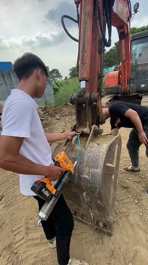 Electric grease gun, quickly pump out grease#grease #lubricant #oil #fyp #fypシ #fypシ #viral #trending #satisfying #equipment #hgv #excavator #mechanical #bearing #truck #hightemperaturegrease #manufacturinggrease #lube