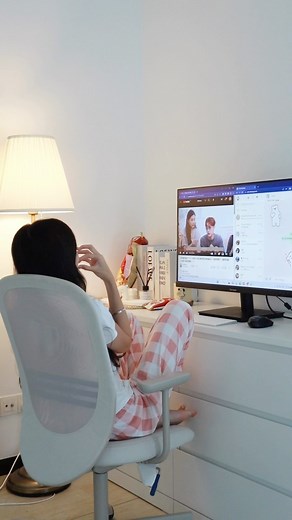 Nyokki on Instagram: "今天来个不一样的kki！ ViewSonicMy —— 32 英寸monitor可以进行多任务工作💻 分屏使用！一边看电影一边回复工作都不是问题～2K Resolutions 以及IPS 荧幕可以呈现更多丰富的画面质量～ 32 英寸monitor提供更宽的观看空间以提供更好的观看体验，这一款荧幕适合multitasking 的你！ 下载 Viewsplit 软件还可以获得可自定义的分屏选项，无需在标签之间切换即可提高工作效率啦！🖋️ https://bit.ly/3VOHbAh @viewsonicmy #viewsonic #monitor #viewsonicmonitor #homemonitor #officemonitor #32inchmonitor #ipsmonitor #75hzmonitor #homeofficemonitor #officemonitor #studymonitor"