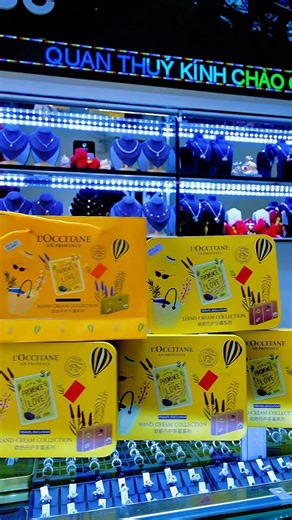 𝐌𝐔𝐀 𝐊𝐈𝐌 𝐂𝐔̛𝐎̛𝐍𝐆 𝐒𝐀𝐍𝐆 - 𝐓𝐀̣̆𝐍𝐆 𝐊𝐄𝐌 𝐃𝐔̛𝐎̛̃𝐍𝐆 𝐓𝐀𝐘 𝐗𝐈̣𝐍 💎 Chỉ có tại : 𝑸𝒖𝒂𝒏 𝑻𝒉𝒖𝒚̉ 𝑫𝒊𝒂𝒎𝒐𝒏𝒅 Đeo hột xoàn Bling Bling mà tay nhăn là hỏng đẹp 😛 Đừng loo khách chốt Kim Cương bên emmm chuẩn bị Kem Dưỡng Tay xịn sò cho khách rồi nhaaa 🫶 Tay vừa mềm trắng mịn , vừa thơm . Mua Kim Cương ở Quan Thuỷ Diamond khách auto nhận được nhẫn món quà chỉnh chu - tinh tế - chất lượng 💝 ------------------------------------ 👉🏻 Địa chỉ tiệm em Khách yêu ơi : 📍: 𝟏𝟐�