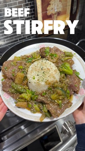 Asian-Inspired Beef Stir-Fry🦭🥦🥩 Yield: Serves 6-8 Ingredients: Beef Marinade: • 3.5lbs (1.6kg) Ribeye (sliced across the grain to desired thickness • 2tsp. Baking soda • 3½ tbsp. Cornstarch • 3 tbsp. Neutral oil • 2 tbsp. Water • ¼ c. Hoisin sauce • ¼ c. Vegan oyster sauce • 2½ tbsp. Fermented soy sauce • ¼ tsp. White pepper • 1 medium onion, thinly sliced • 20 garlic cloves, minced • 1 ginger knob, minced • 1 bunch green onions (tops), finely sliced Broth & Sauce Base: • 1½ cups Chicken stoc