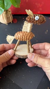 You can make cute little horse figurines using pine cones and twigs! Try it with your kids! #DIYCrafts #KindergartenCrafts #YearoftheHorseCrafts #LittlePonyCrafts #NatureArtEducation | hand made crafts for kids