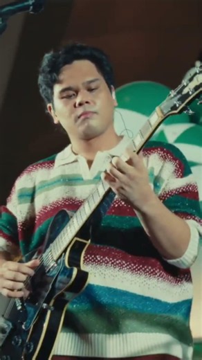 Selalu sukses bikin penonton tersenyum dan ikutan nyanyi. #ANTRLTOV #TheOvertunes #Bicara #Lagu