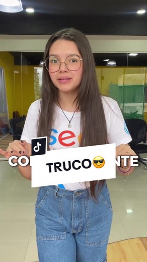 Descarga memes completamente gratis para tus videos Abre tu navegador y escribe ‘CreatorSet’. Esta página tiene una gran colección de memes con pantalla verde que puedes usar en tus videos. Una vez que ingreses al sitio, busca y da clic en la opción que dice ‘Green Screens’. Aquí se desplegarán todos los memes disponibles. Navega a través de esta galería hasta que encuentres el meme que mejor se adapte a tu contenido. ¡Hay muchas opciones divertidas! Cuando encuentres el meme perfecto, presiona 