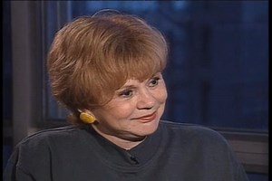 Janette la Cougar et la Flyée :) Pour célébrer les 100 ans de Janette, chaque jour je vous propose une entrevue entre Janette et moi. La 1ère ici, en 1990, j'ai alors 23 ans, Janette 65 ans. Pour voir l'entrevue complète où Janette raconte son 1er "French kiss" avec Donald qui a 20 ans de moins qu'elle, rdv sur notre chaîne : https://www.youtube.com/watch?v=yqnTAZeW1yU Bon visionnement Hâte de vous lire :) XX Julie | Julie Snyder