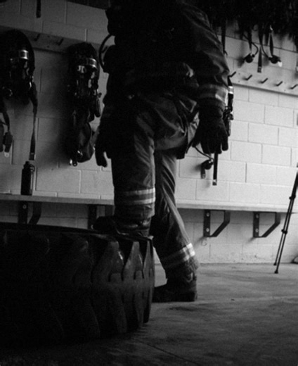 SCBA feels light in training. Reality? It crushes your conditioning if you’re not ready. These tests tells you if your lungs can handle the stretch, and Fit For Service programs it weekly so you pass every time. Comment your score below, save for next shift, then tap link in bio for 7-day free trial. #firefighterfitness #firefightertraining #gearup #tacticalconditioning #fitforservice