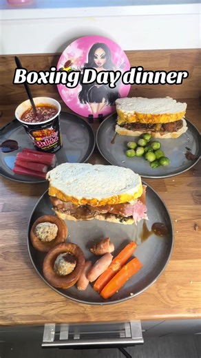 Left over Christmas dinner sandwich for Boxing Day dinner #boxingday #leftovers #roastbeef #christmasdinner #sandwich