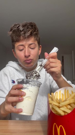 New Oreo Fudge McFlurry - Taste Test and Review