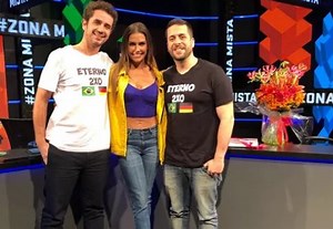 Deborah Secco mostra barriga chapada em programa de TV - OFuxico
