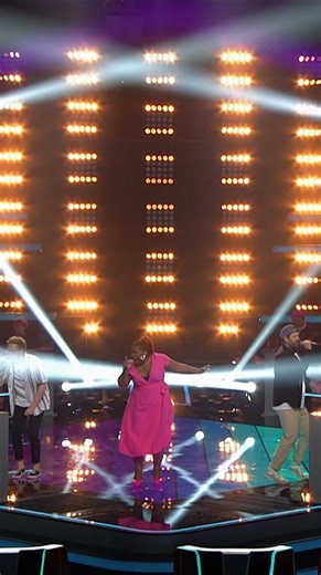 356K views · 9.1K reactions | Ronan Keating schickt Felix & Kai gegen Emely in den Battle-Ring. Die drei Talents performen den Hit "Cake By The Ocean" von DNCE.  #tvog | The Voice of Germany | Facebook