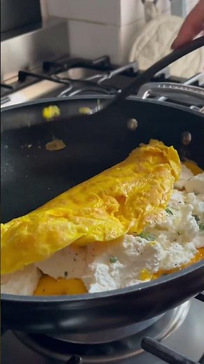 SICILIANI CREATIVI - Frittata farcita di ricotta, facile e buona - Ricotta omelette #shortsrecipe