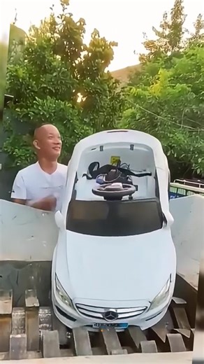 Tear up the white toy car #satisfying #oddlysatisfyingvideo #crusher #shreddermachine #fyp