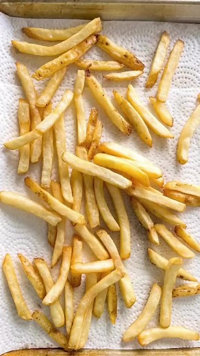 Canadian comfort food at its finest! It’s National Poutine Day, and this simple and traditional Canadian Poutine recipe comes together quickly, with french fries, brown gravy, and cheese curds.🍟Check out the link below for the complete recipe ☺️🤍https://anaffairfromtheheart.com/canadian-poutine-recipe/ #NationalPoutineDay | An Affair from the Heart