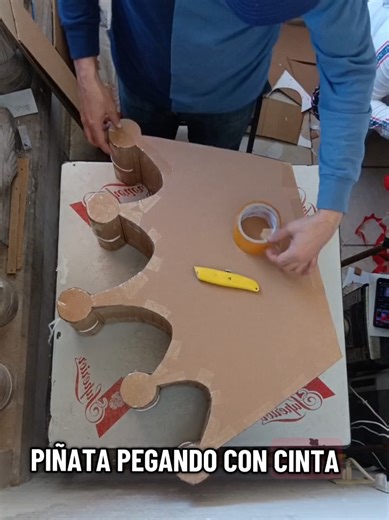Transformación Creativa de Cartón en Piñata