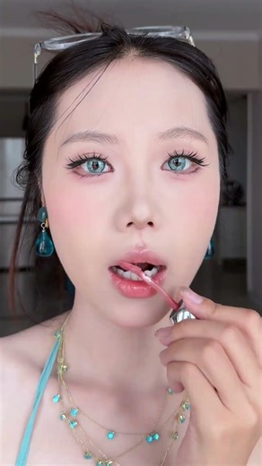 Dressing up too much to attract the same sex #Excessive dressing up#The same piece of clot