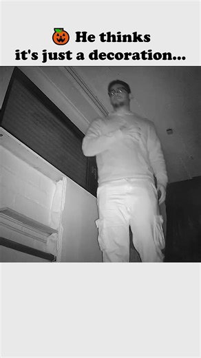 POV: You thought it was just a decoration 😳💀 #hauntedhouse #halloween2025