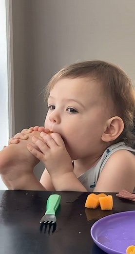 121K views · 2.8K reactions | Baby eats cheese from her toes, who needs a fork? 藍 #lifehacks #baby #parents #parenting #dads #moms #mums #funnyreels | Dadsnet | Facebook