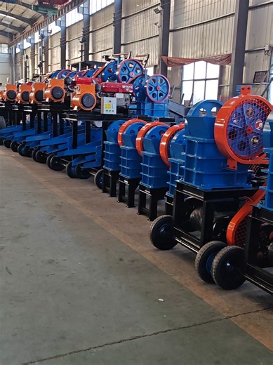 Small scale mobile jaw crusher for household using and making building materials #minicrusher #jawcrusher #mobilecrusher #buildingmaterials #hardstonecrusher