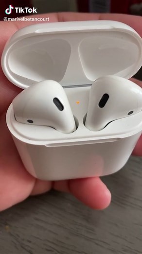 Does anyone know what this orange flashing light means ??? #fyp #airpods #foryoupage