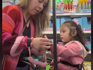 Mom gets called out for using child leash