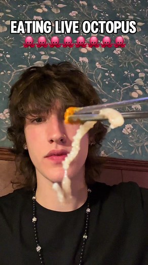 Eating Live Octopus 🐙 #seafood #mukbang #korea #koreanfood #octopus