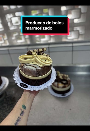 Produção de bolos marmorizado. #creatorsearchinsights #produçãodebolo #confeitaria #chocolate #fy