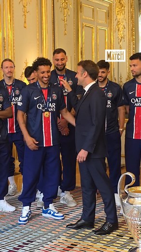 Emmanuel Macron a félicité un par un les joueurs du PSG pour leur victoire en Ligue des Champions ce dimanche soir lors d'une réception à l'Élysée. Retrouvez ici l'échange entre le président français et les joueurs Gianluigi Donnarmuma, Marquinhos et Ousmane Dembele. 📽 Paris Match @alexandremaras | Paris Match