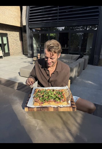 @Lekker Seb laat zien hoe je met de Bonusproducten van Albert Heijn een heerlijke flammkuchen met vijgen en spekjes maakt. Dat is lekker én voordelig! 💙 #Allerhande #recept #bonuskoken #lekkerseb #flammkuchen Voor 4 personen: - 2 rollen flammkuchen deeg - 6 vijgen - 250gr spekreepjes gerookt - 200gr geraspte kaas - 200gr crème fraiche - 85gr rucola - Eventueel nog wat balsamico azijn en olijfolie 1. Verwarm de oven voor op 200 graden. 2. Beleg de flammkuchen met de crème fraiche, wat peper en z