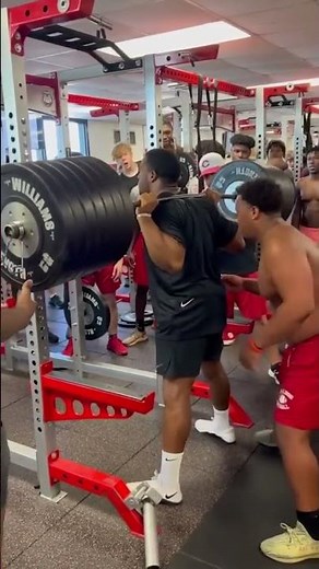 Browns RB Nick Chubb just made a 675 LB squat look EASY 🤯
