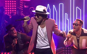 Uptown Funk 现场版（1080p）- Bruno Mars(火星哥) ft. Mark Ronson