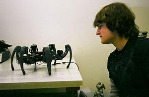 U. of Arizona student builds Ubuntu-Atom powered spider-bot