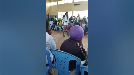 Model Fall Down On Stage