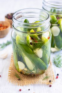 Overnight Refrigerator Dill Pickles - Evolving Table