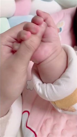"Tiny fingers = big love ❤️ #newbornbaby #babyreel#babyfinger #cutebaby #cute
