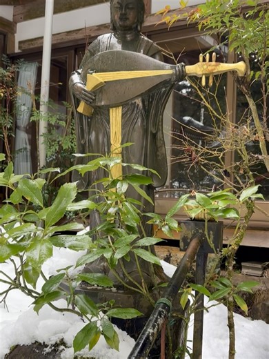 k2 on Instagram: "🤗谷汲山華厳寺の続きです💓2枚目水琴窟の音を聞いて下さい、癒されますよ♪🤣🤣最後は鬼の子👹発見‼️😆👍 #華厳寺 #鬼 #水琴窟 #お寺 #氷"